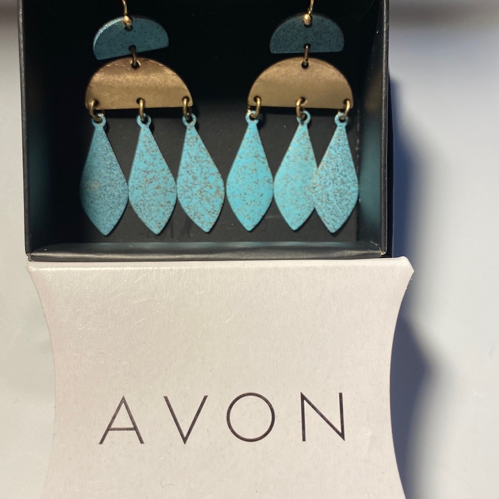 Avon Jewelry sea foam Necklace